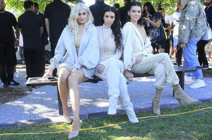 Kylie Jenner, Kim Kardashian y Kendall Jenner en el desfile de Yeezy del pasado septiembre.