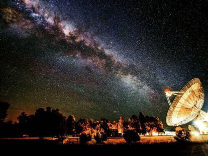 El radiotelescopio australiano Parkes busca señales de inteligencia extraterrestre.