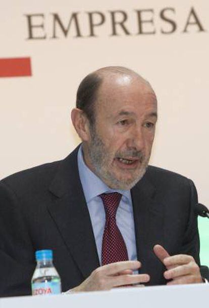 El secretario general del PSOE, Alfredo Pérez Rubalcaba, ha asegurado hoy en el XV Congreso del Instituto de la Empresa Familiar, que se celebra en el Palacio de Congresos de Cataluña, en Barcelona, que su partido ha tratado siempre de llegar a pactos con el Gobierno del PP, aunque ha advertido de que su esfuerzo hasta ahora ha tenido "poco éxito" y que "se está achicando el espacio para el acuerdo".