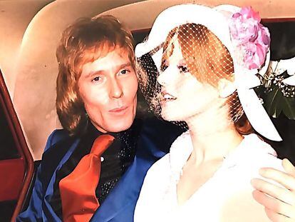 Mike Kennedy con la editora de revistas de música Bertha Yebra, simulando su boda en 1973 para un reportaje en 'Popular 1'.