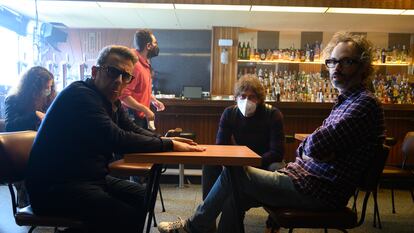 Desde la izquierda: Andreu Buenafuente, el director Daniel Sánchez Arévalo y James Rhodes, durante el rodaje del anuncio navideño de Campofrío.