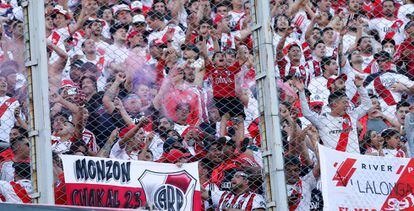 Aficionados de River alientan a su equipo en la final de la Copa Libertadores en el Estadio Monumental, que finalmente se suspendió.