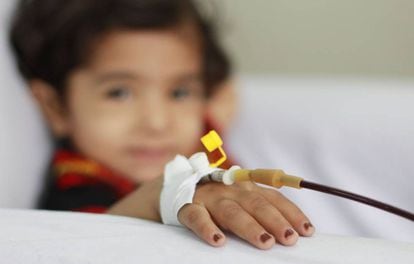Una niña con talasemia recibe una transfusión sanguínea en un hospital de Pakistán.