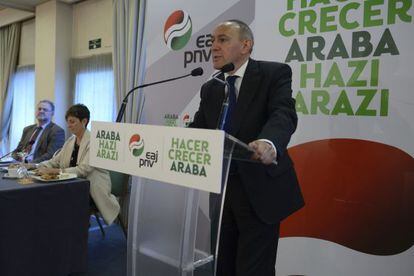 Ramiro González, en la presentación de su programa económico en Vitoria. A su lado, Arantza Tapia.