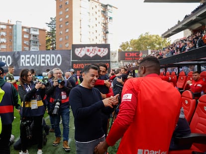 Míchel, saluda a Nteka antes del inicio del partido entre el Rayo Vallecano y el Girona (1-2).