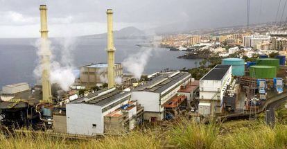 Vista la central eléctrica de Las Caletillas, en Tenerife, en donde se cree que ha caído un rayo provocando el corte de suministro eléctrico en toda la isla, que se ha restablecido desde las 15.00 horas en Santa Cruz de Tenerife, La Laguna y zonas del sur y norte de la isla. EFE/Ramón de la Rocha
 
 