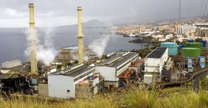 Vista la central eléctrica de Las Caletillas, en Tenerife, en donde se cree que ha caído un rayo provocando el corte de suministro eléctrico en toda la isla, que se ha restablecido desde las 15.00 horas en Santa Cruz de Tenerife, La Laguna y zonas del sur y norte de la isla. EFE/Ramón de la Rocha