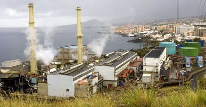 Vista la central eléctrica de Las Caletillas, en Tenerife, en donde se cree que ha caído un rayo provocando el corte de suministro eléctrico en toda la isla, que se ha restablecido desde las 15.00 horas en Santa Cruz de Tenerife, La Laguna y zonas del sur y norte de la isla. EFE/Ramón de la Rocha
 
 