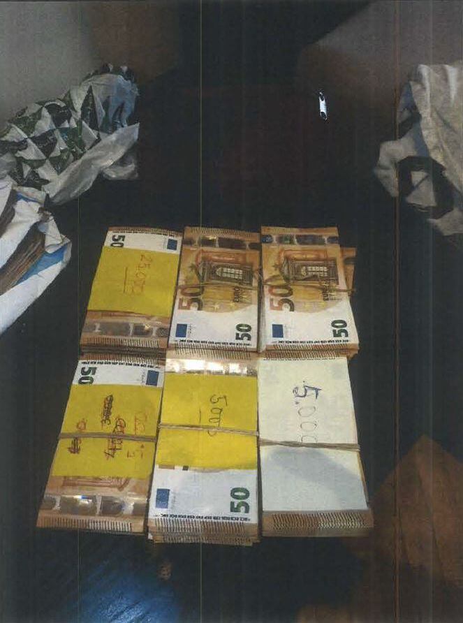 En el domicilio habitual del general Francisco Espinosa los agentes localizaron 61.110 euros en fajos de billetes. La mayor parte se encontraban oculto en el dormitorio principal en dos lugares diferentes. Por un lado, dentro de una caja de zapatos, donde encontraron 30.250 euros en billetes de 50 euros agrupados cuidadosamente en paquetes con una nota manuscrita en la que ponía la cantidad de cada uno de ellos, habitualmente 5.000 euros.
