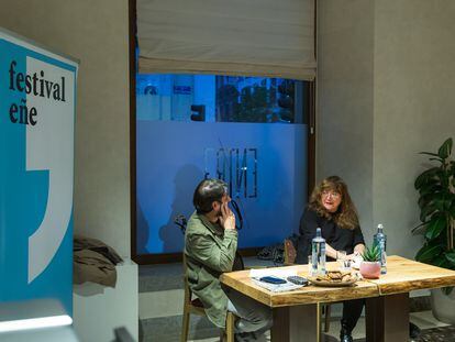 La directora de cine Isabel Coixet y el escritor Guillermo Roz en el café literario del Festival Eñe