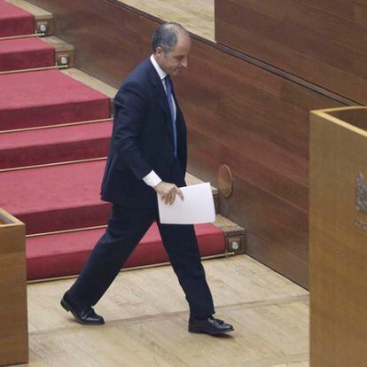 Francisco Camps accede a la tribuna para leer su discurso en el debate de política general de las Cortes Valencianas.