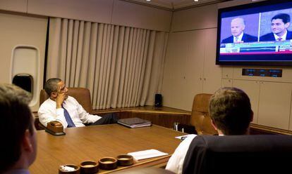 El presidente Obama sigui&oacute; el debate desde el avi&oacute;n presidencial. 