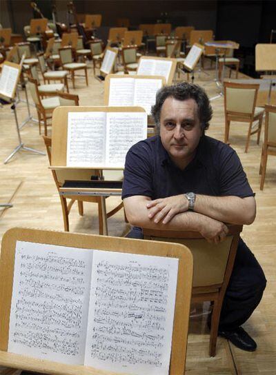 El director de orquesta Josep Pons, entre los atriles del Auditorio Nacional.