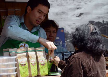 Puesto callejero de venta de café en Lima.