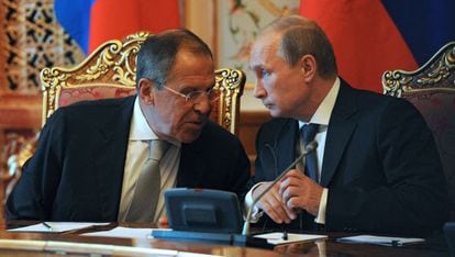 Putin, presidente ruso, con Lavrov, ministro de Exteriores, el jueves en Tayikistán.