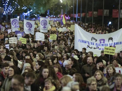 Manifestación celebrada este lunes, en Madrid. En vídeo, marchas por el Día Internacional de la Eliminación de la Violencia contra la Mujer en toda España.