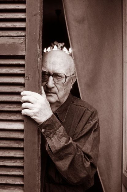 El escritor Andrea Camilleri posa tras una puerta, en Milán, en mayo del 2000.