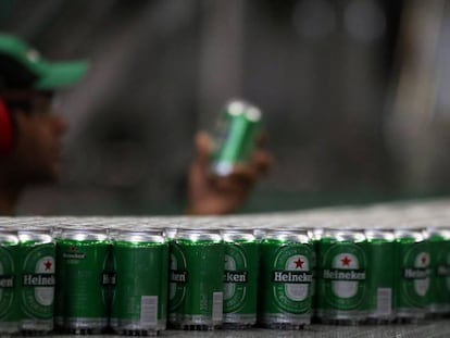 Un empleado de Heineken.