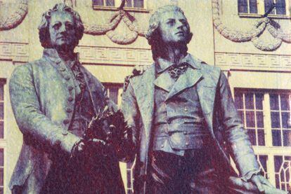 Estatuas de Goethe y Schiller, ante el Teatro Nacional de Weimar.