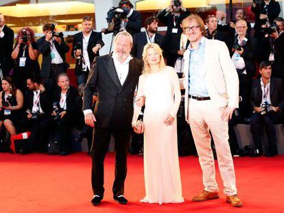 David Thewlis (derecha) y Melanie Thierry posan junto con el director Terry Gilliam.