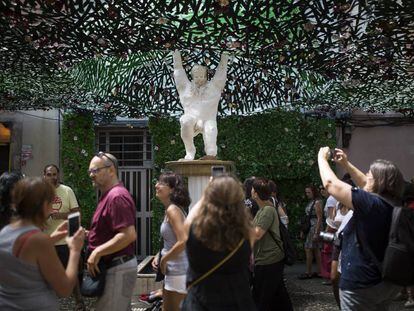 Decorados con motivos de los dioses griegos engalanan la travesía de Sant Antoni en el barrio de Gràcia. 