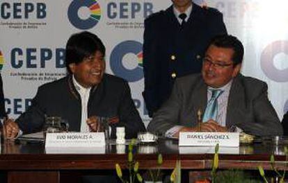 El mandatario boliviano, Evo Morales (i), y el presidente de la Confederación de Empresarios Privados Bolivia (CEPB), Daniel Sánchez. EFE/Archivo