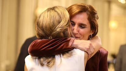 La vicepresidenta segunda y ministra de Trabajo y Economía Social, Yolanda Díaz, se abraza con la portavoz de Más Madrid en la Asamblea, Mónica García.