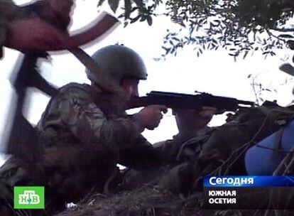 Una imagen del canal de TV ruso NTV muestra a soldados de Osetia del Sur disparando a las tropas de Georgia cerca de Tskhinvali