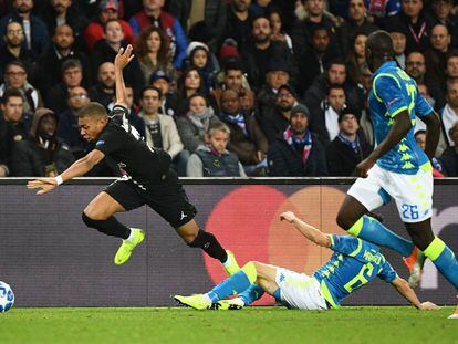 Mbappé supera a Mario Rui y Koulibaly, del Nápoles.