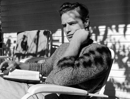 El actor Marlon Brando leyendo un libro durante el rodaje de 'Hombres' (Fred Zinnemann) en California, 1949. A juzgar por su cara, podría ser uno de los títulos que encabezan el índice Hawking.