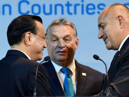 El primer ministro chino, Li Keqiang (izq.), con sus homólogos húngaro, Viktor Orban (centro) y búlgaro, Boyko Borisov (der.) en Budapest este lunes.