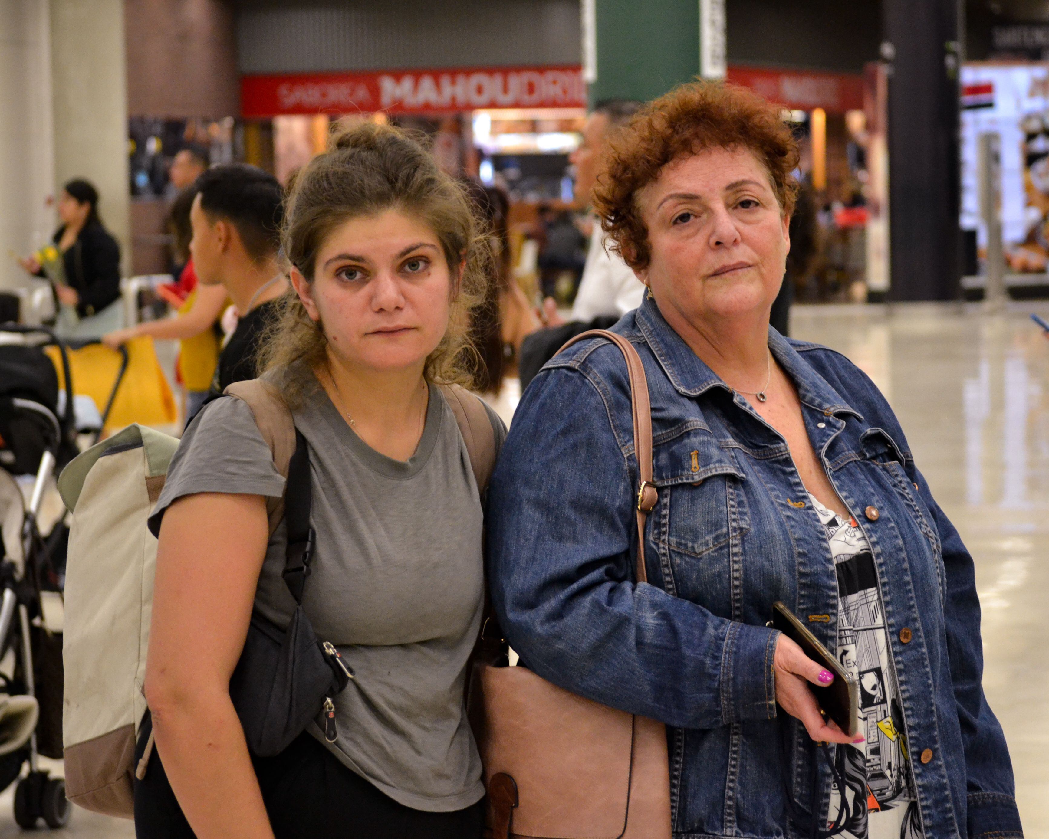 La israelí Lee Kauperman (Tel Aviv, 33 años) a su llegada al aeropuerto de Madrid junto a su tía Rosana.