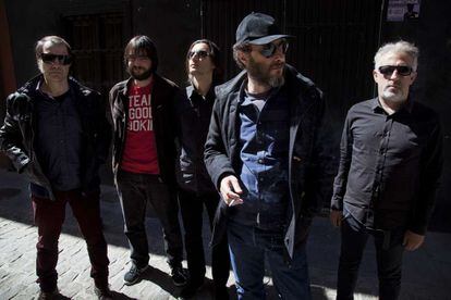 De izquierda a derecha, Florent, Julián Méndez, Banin Fraile, Jota y Eric Jiménez (Los Planetas al completo), la semana pasada en Granada.