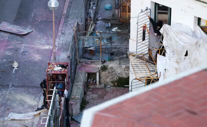 Agentes de los Mossos d’Esquadra intentan acceder a uno de los edificios okupados mientras un activistas les tira pintura desde una ventana. 