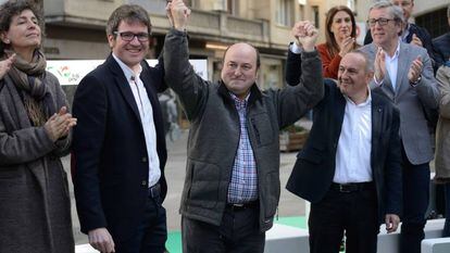 Andoni Ortuzar con los candidatos a la diputación alavess, Ramiro González y al Ayuntamiento vitoriano, Gorka Urtaran.