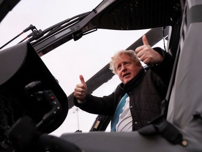 Boris Johnson, este jueves en una visita a una base de la Fuerza Aérea británica en Anglesey, Gales