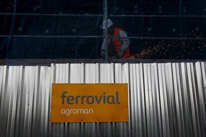 Un trabajador en una obra de Ferrovial