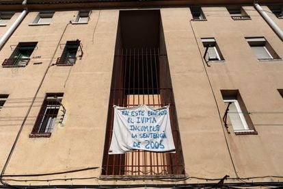 Una pancarta colgada en un edificio de la Colonia Experimental reclama que se cumpla una sentencia del Tribunal Superior de Justicia de Madrid. En 2005 condenó el Ivima a rehabilitar 7 bloques de viviendas de la Colonia, algo que aún no ha ocurrido.