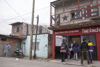 El Movimiento 26 de Junio (M26), una organización social, montó una escuela para adultos en uno de los barrios más peligrosos de Rosario, Tablada.