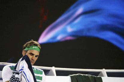 Federer, en un descanso del partido contra Djokovic.