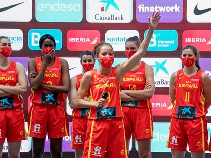 Laia Palau al frente de la selección femenina de baloncesto, en la presentación del Eurobasket. feb