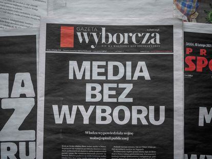"Los medios, sin elección" dicen las portadas en negro de medios polacos durante su protesta contra el proyecto del Gobierno.