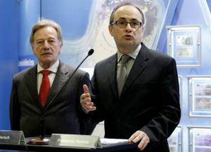 El subgobernador del Banco de España, Fernando Restoy (d), en presencia del miembro del comité ejecutivo del Banco Central Europeo, Yves Mersch (i). EFE/Archivo