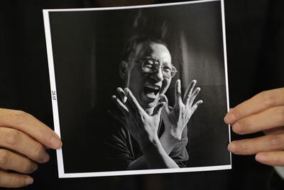 Una de las pocas imágenes sonrientes de Liu Xiaobo, el premio Nobel encarcelado, al que se conoce ahora en el mundo solo a través de algunas fotos.