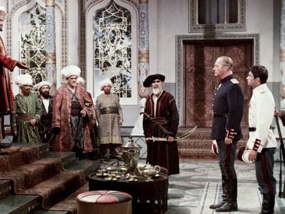 Miguel Strogoff (Curd Jürgens) y Pierre Massini (Sergio de Bachenberg) ante la corte del emir de Khiva en 'El triunfo de Miguel Strogoff' (1961).