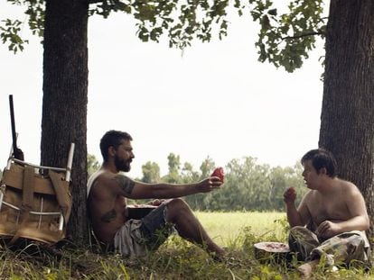 Shia LaBeouf y Zack Gottsagen en 'La familia que tú eliges'.