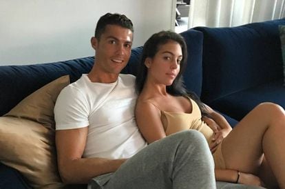 Cristiano Ronaldo y su novia Georgina Rodríguez, en la foto publicada por el futbolista en Instagram.