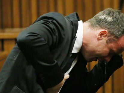 Pistorius llora durante la sesión del juicio este lunes.