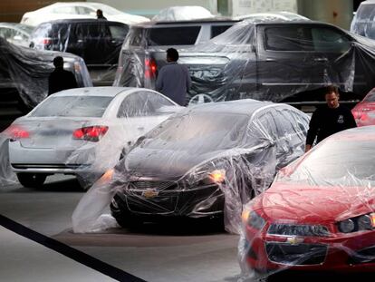 Varios coches de Chevrolet, protegidos con una funda de plástico en Detroit.