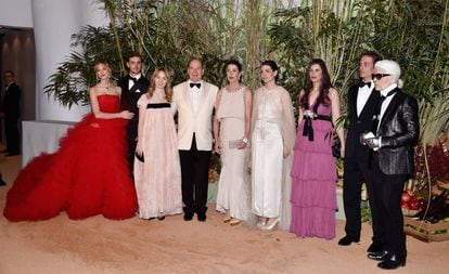 Baile de la Rosa de 2016. De izquierda a derecha Beatrice Borromeo,Pierre Casiraghi, Alejandra de Hanover, el príncipe Alberto, su hermana Carolina y su hija Carlota, Tatiana Santo Domingo ,Andrea Casiraghi y el diseñador Karl Lagerfeld.